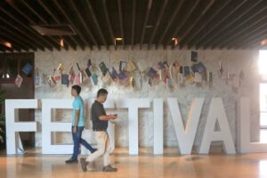 Cartagena celebra su vigésimo Hay Festival con las voces de Carlos Vives y Salman Rushdie